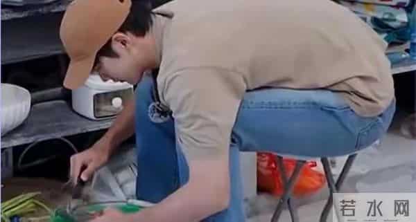 42岁金莎晒“私房照”,穿卡通睡衣甜又嫩,小17岁男友住千万豪宅