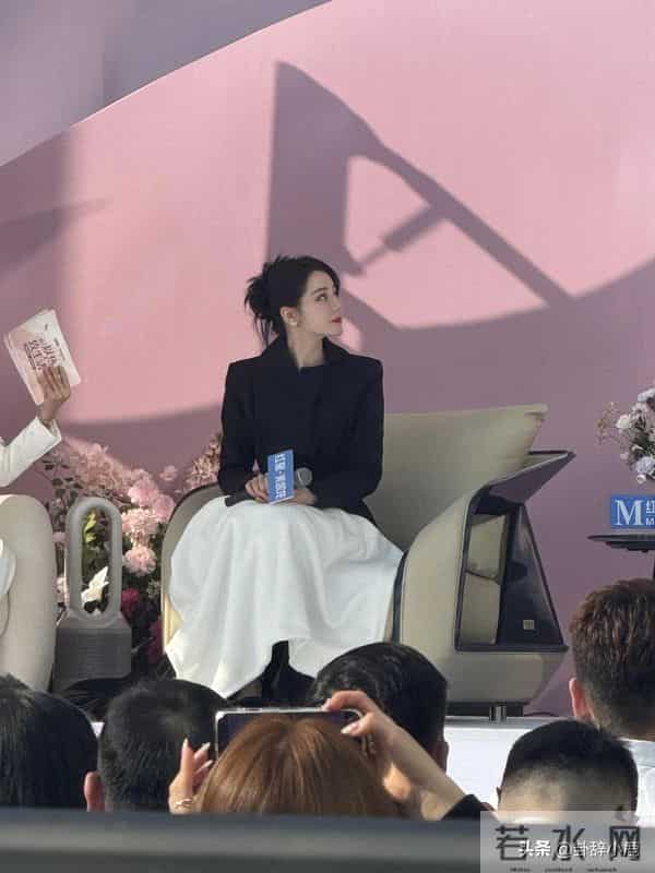 迪丽热巴空降南京活动,这状造绝了 好精致 美得惊为天人 不愧是顶流