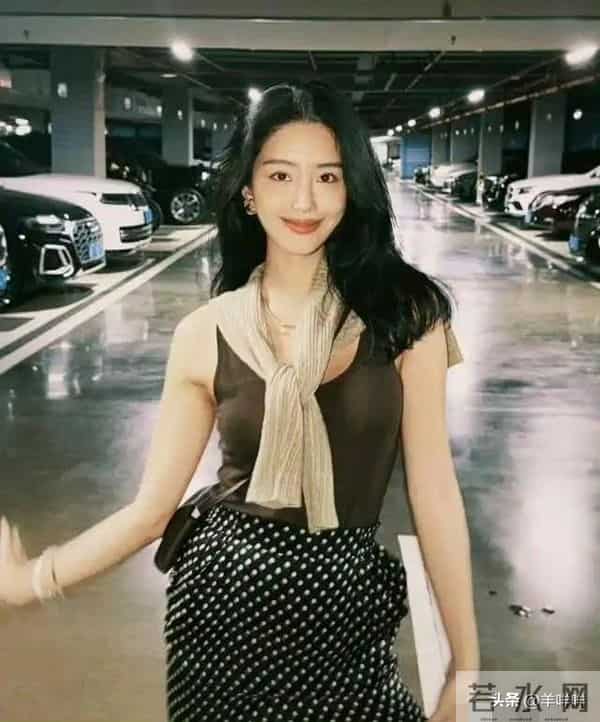 杨采钰晒老公约会照!亚洲十大豪宅婚房曝光,220万车位太吸睛