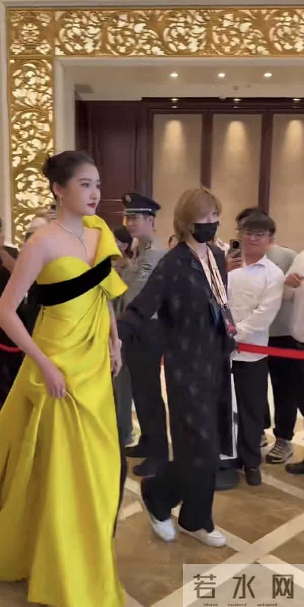 关晓彤金鸡奖红毯造型,优越的头身比,优雅贵气把这身驾驭得太好