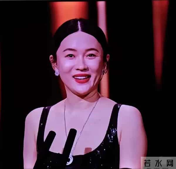 霍思燕高清镜头下脸简直不能看整个人的脸好圆润皱纹也多还有颈纹