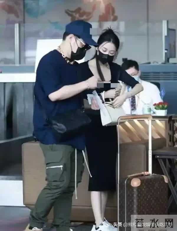 潘玮柏终于大秀老婆,戴大金链走机场,老婆穿紧身裙比女明星辣眼