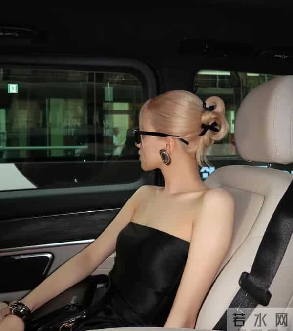 这身搭配，只有朴彩英能驾驭得如此浑然天成！