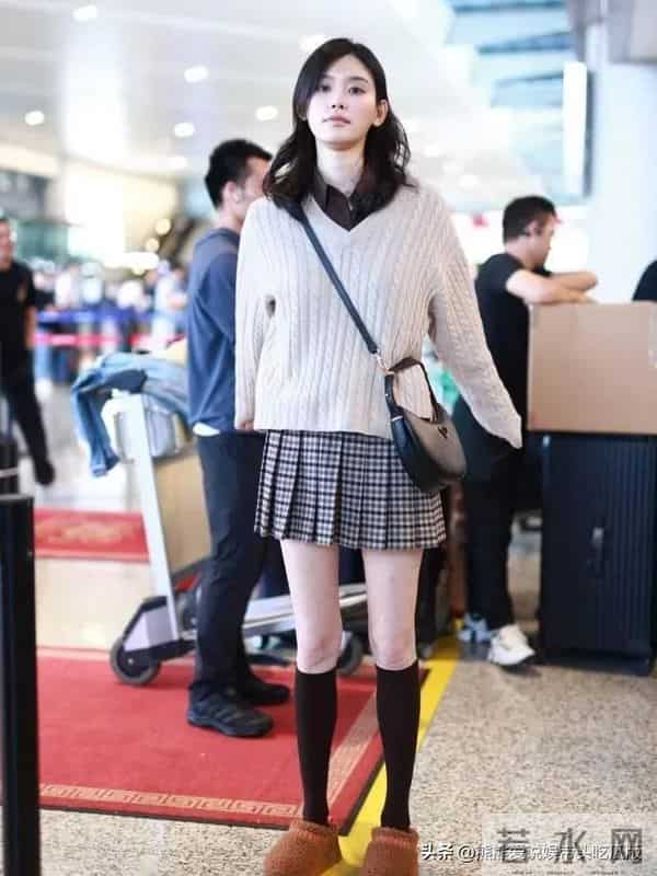 奚梦瑶当妈后状态大回春！绞花毛衣+棕色衬衫+格纹短裙，时髦减龄