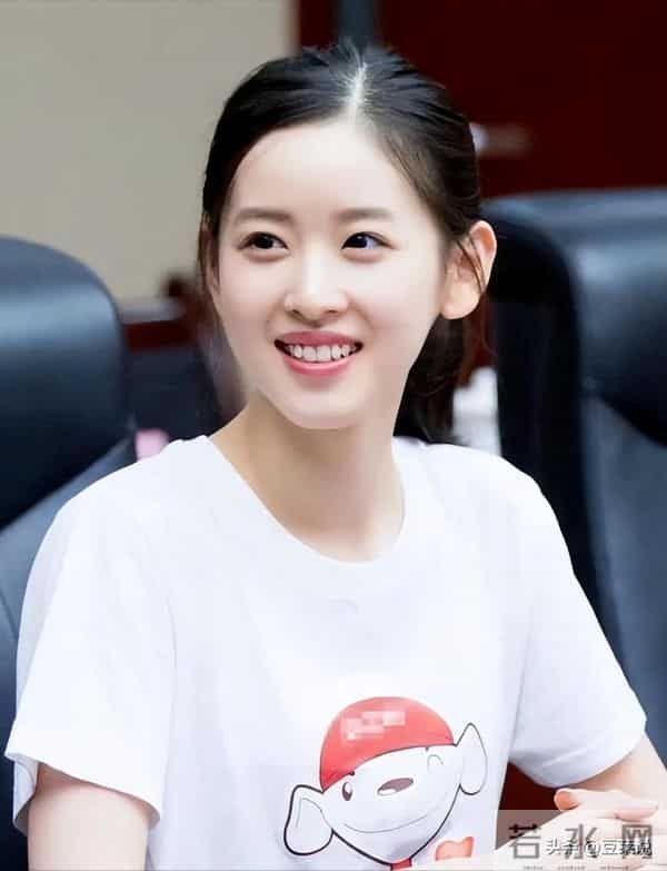 “婚变风波”仅10天，31岁章泽天又官宣喜讯，野心太大藏不住了！