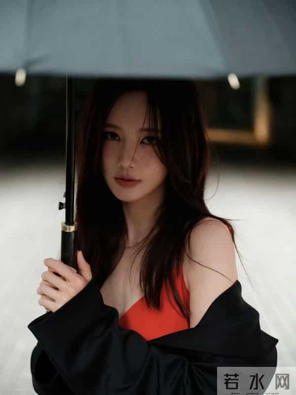 李一桐红黑拼色吊带裙，至臻至简格调，定格优雅迷人瞬间