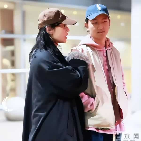 白百何带两个儿子现身!17岁大儿子长得像前夫陈羽凡,二儿子5岁