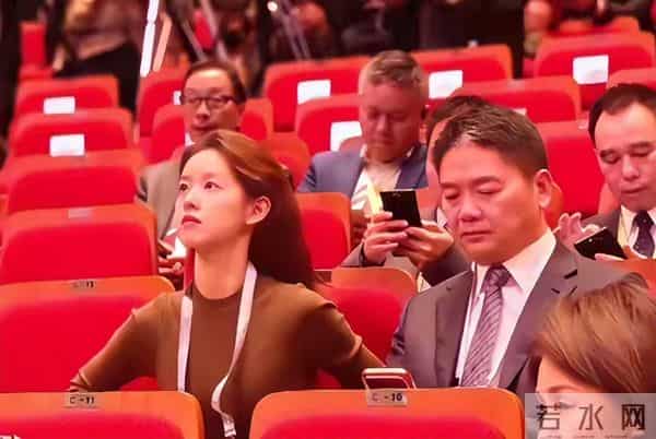 婚变风波半月后，章泽天喜提新身份，彻底揭露了刘强东的尴尬处境