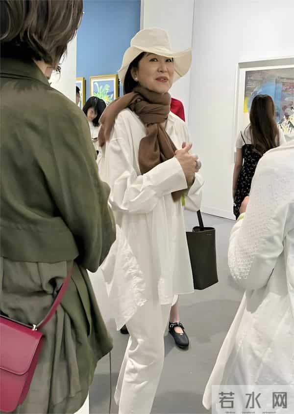 70岁林青霞在香港酒店喝下午茶,被人撞见。她雍容华贵,身材超赞