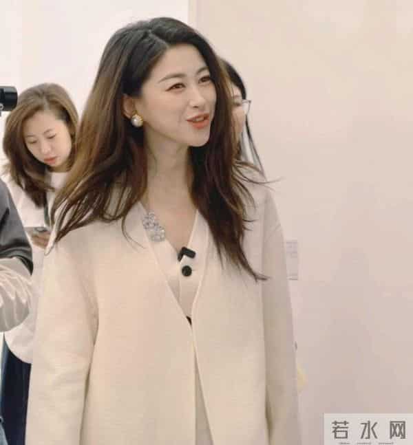 41岁朱珠在上海看艺术展，她穿着白衣，身材苗条，皮肤白皙 太美了