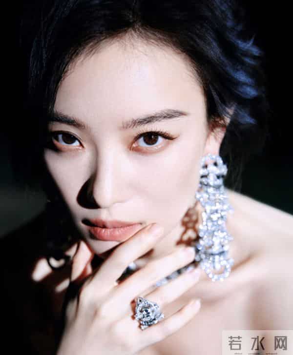 厦门这一夜,美艳四射的辛芷蕾和倪妮,败给了全&39;裹&39;出镜的宁静