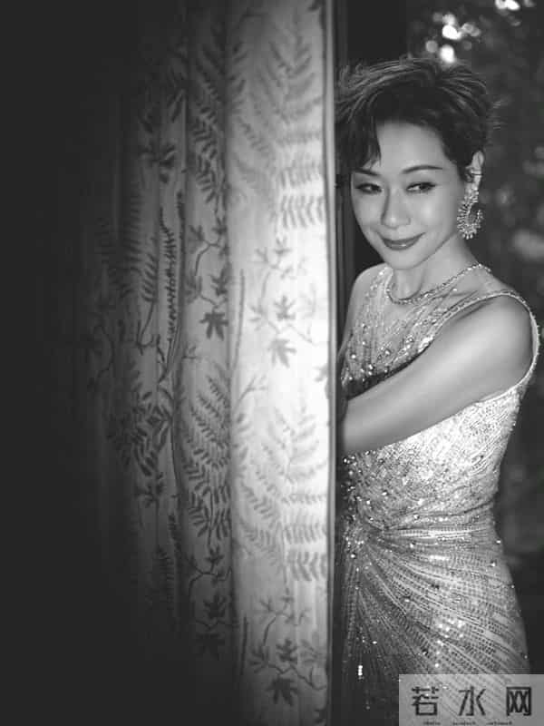 62岁叶童状态好优雅!穿银色亮钻裙亮相金鸡奖红毯,还脚踩恨天高