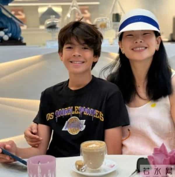 丑模”吕燕为儿子庆生，14岁小鲍180高个穿西装，长得像帅爸爸