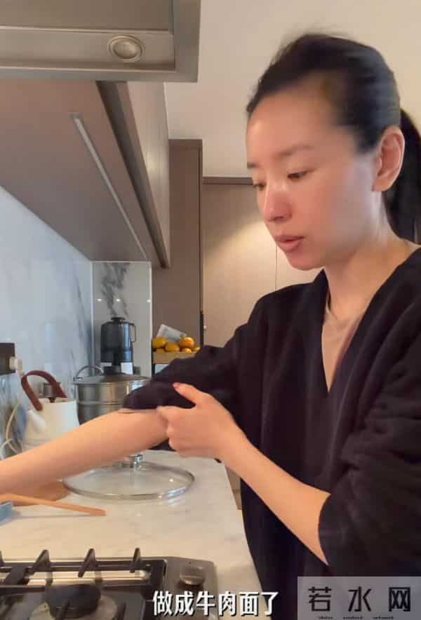 董洁自己做一日三餐，没阿姨还要洗衣服收拾卫生，住豪宅也不暖和