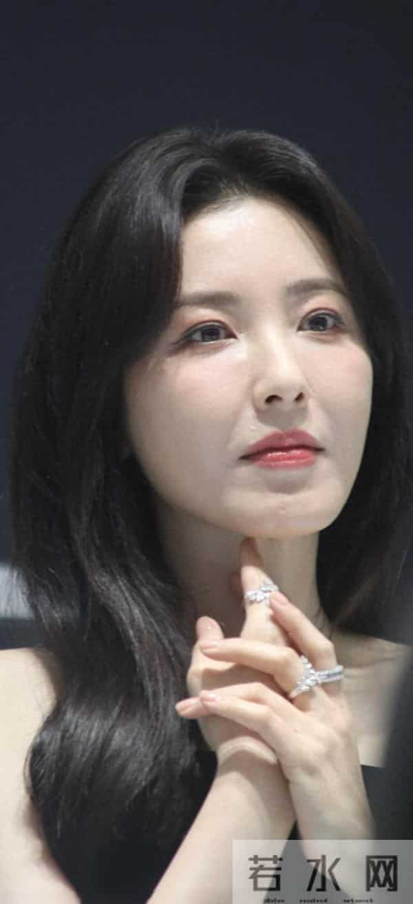 怼脸镜头下的曾黎,依然美艳动人