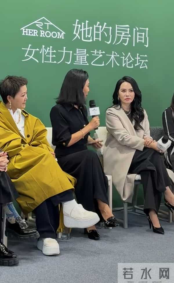 57岁伊能静上海参加活动，穿米大衣温婉优雅，脸部坑洼颈纹多