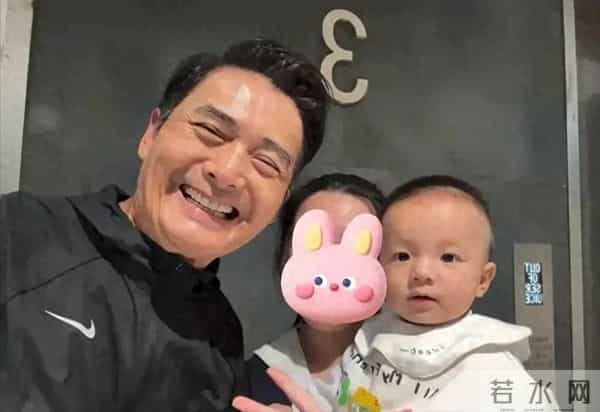 70岁周润发增肥20斤 白发染黑 刮胡子年轻20岁 梦回上海滩 小孩看呆了