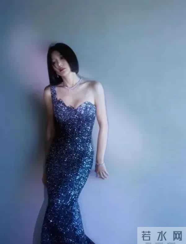 秦岚留“一刀切”短发，身穿一袭抹胸亮片礼服裙，妩媚性感又撩人