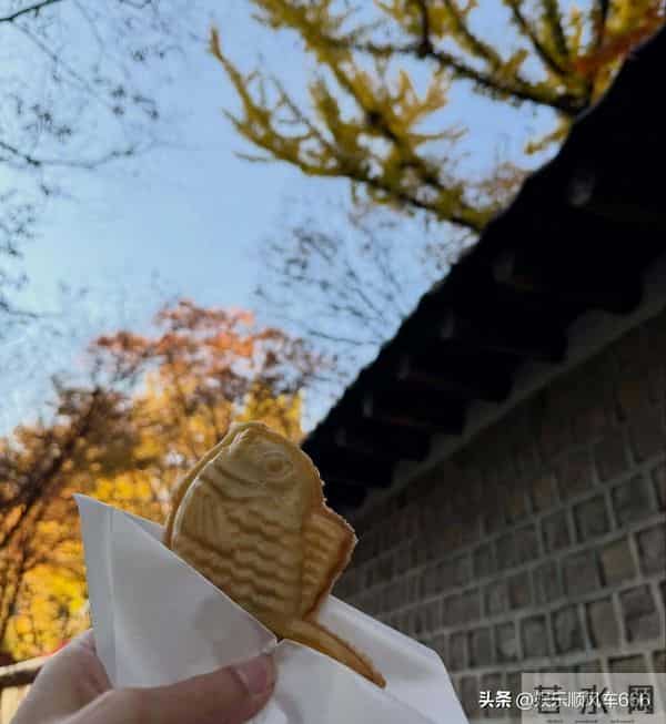 崔智友带娃出游,这身材和颜值,披麻袋都好看,行走的衣架子啊!