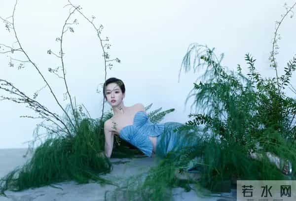 陈都灵身着蓝色套装,简直是行走的“纯欲天花板”!