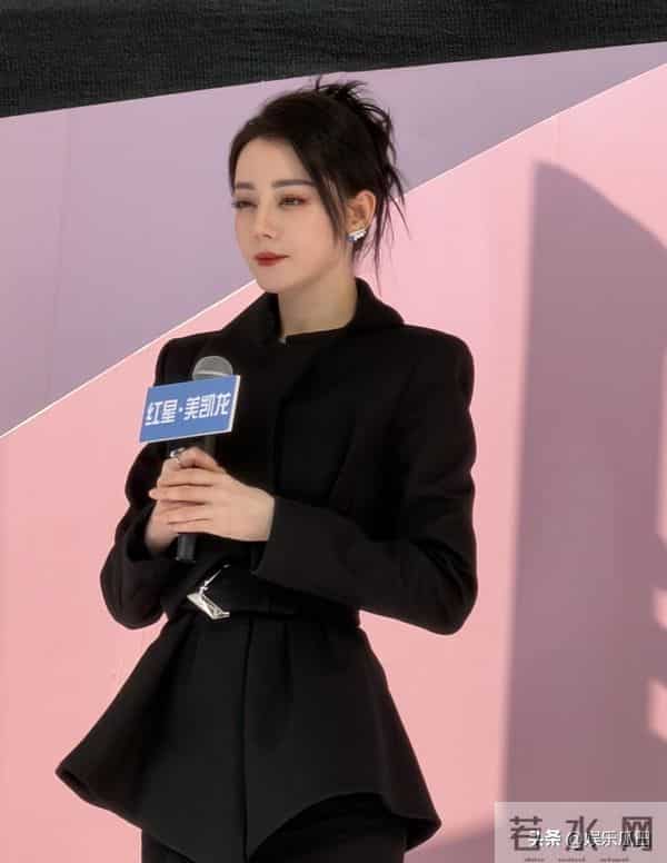 迪丽热巴今日现身南京参加活动 黑色高定配盘发 高贵冷艳 完全女王