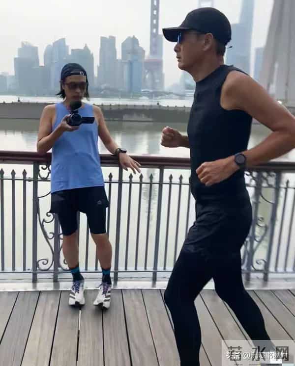 70岁周润发“逆生长”！染黑发刮胡子胖20斤 梦回上海滩 小孩看呆了