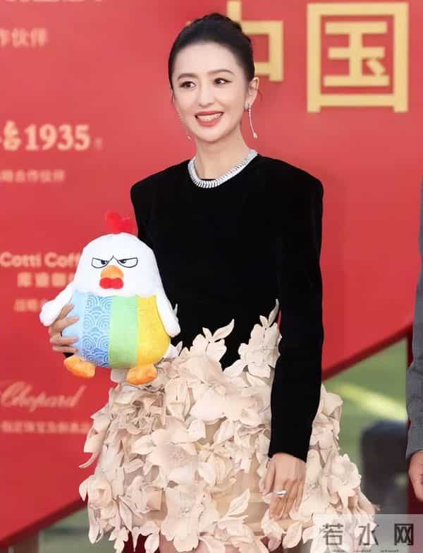 金鸡奖红毯女星争奇斗艳，40多岁姐姐美翻了，20多岁小花还得努力