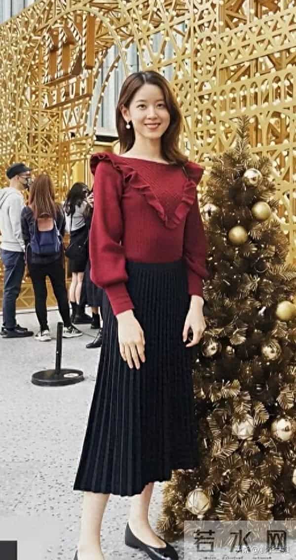 章泽天带8岁女儿参加伦敦音乐节,女儿穿格子裙留长发太可爱了