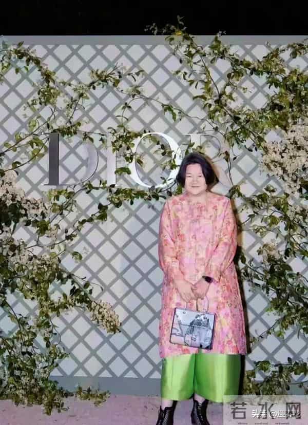 64岁洪晃大变样，瘦了二十斤 背Dior包气质绝，果然人靠衣装马靠鞍