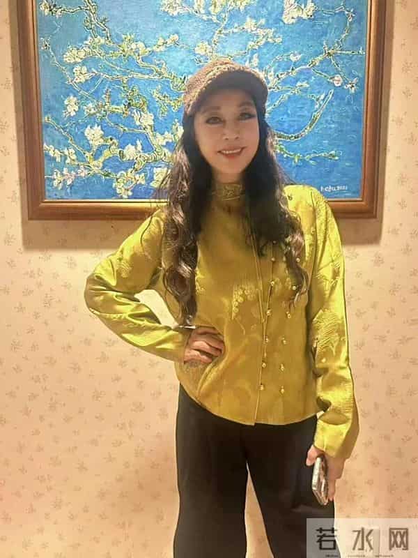 75岁“刘晓庆”再次扮嫩成功,烫了油画卷穿新中式,状态嫩回48岁