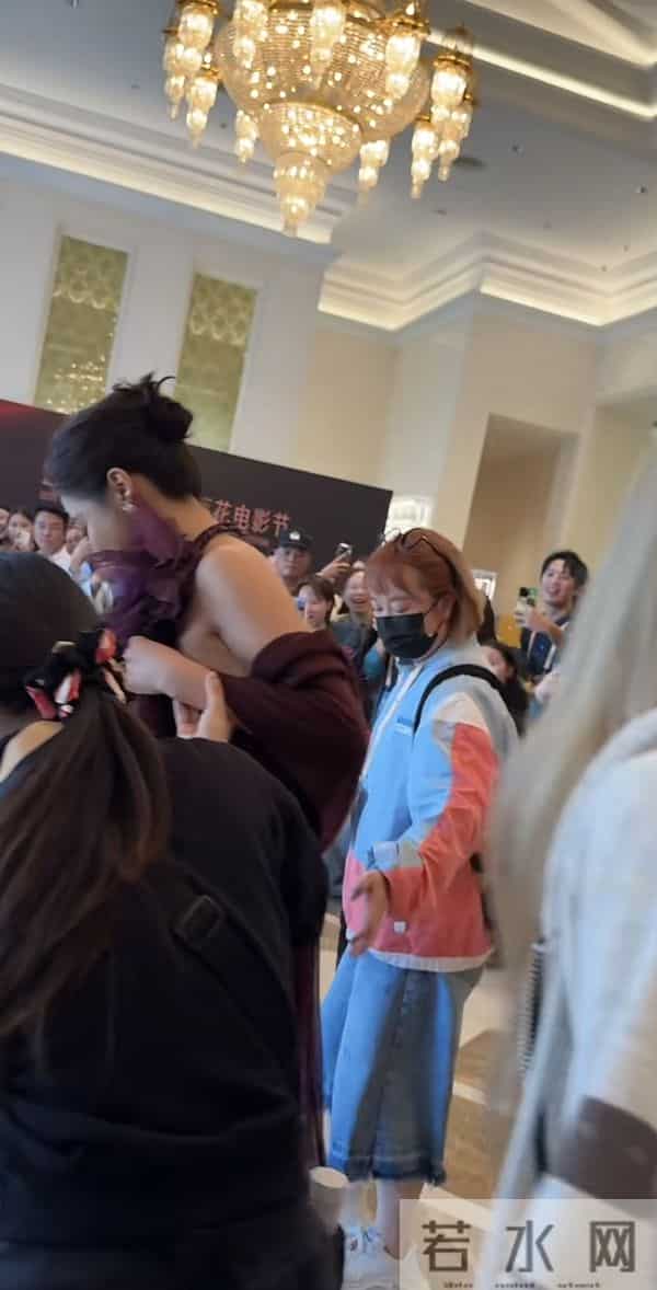 辛芷蕾亮相金鸡奖,穿紫色花朵高定优雅大气,还差点被裙摆绊倒!