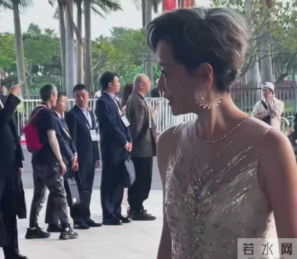 精修图VS生图:关晓彤膀大腰圆,倪妮老气了不少,辛芷蕾选错裙子