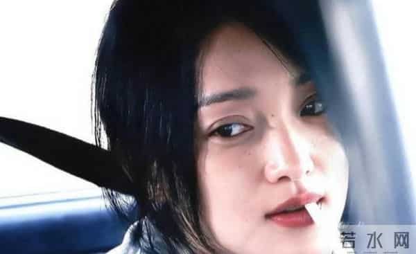 把男人当"玩具"？51岁"无人敢娶"的周迅，走上了另一条道路