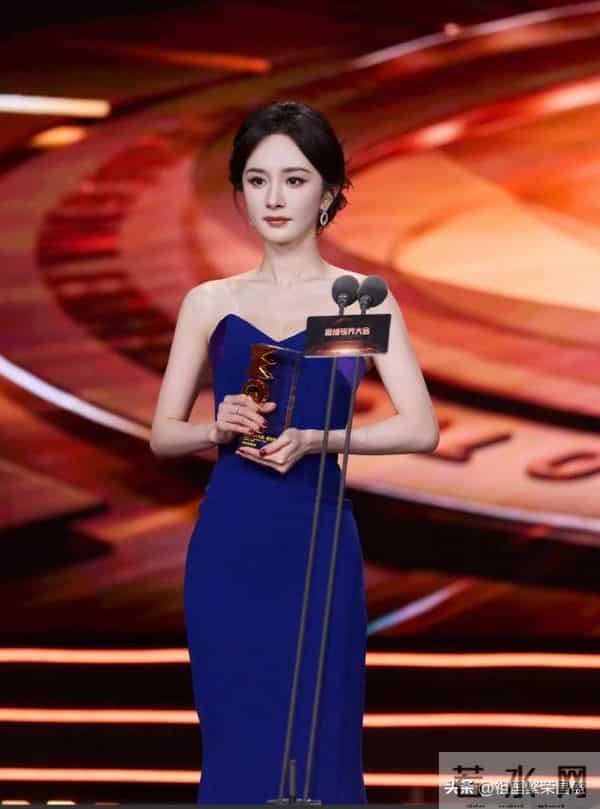 杨幂性感抹胸裙活动生图