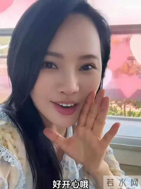 面相变了!伊能静现身艺术论坛皮松肉垮,穿奶奶裤难掩疲态显老态