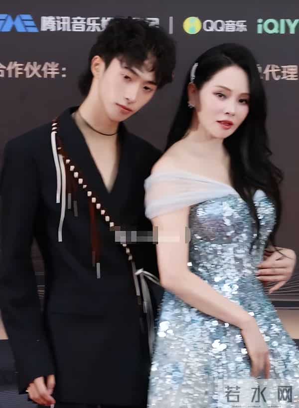 面相变了!伊能静现身艺术论坛皮松肉垮,穿奶奶裤难掩疲态显老态