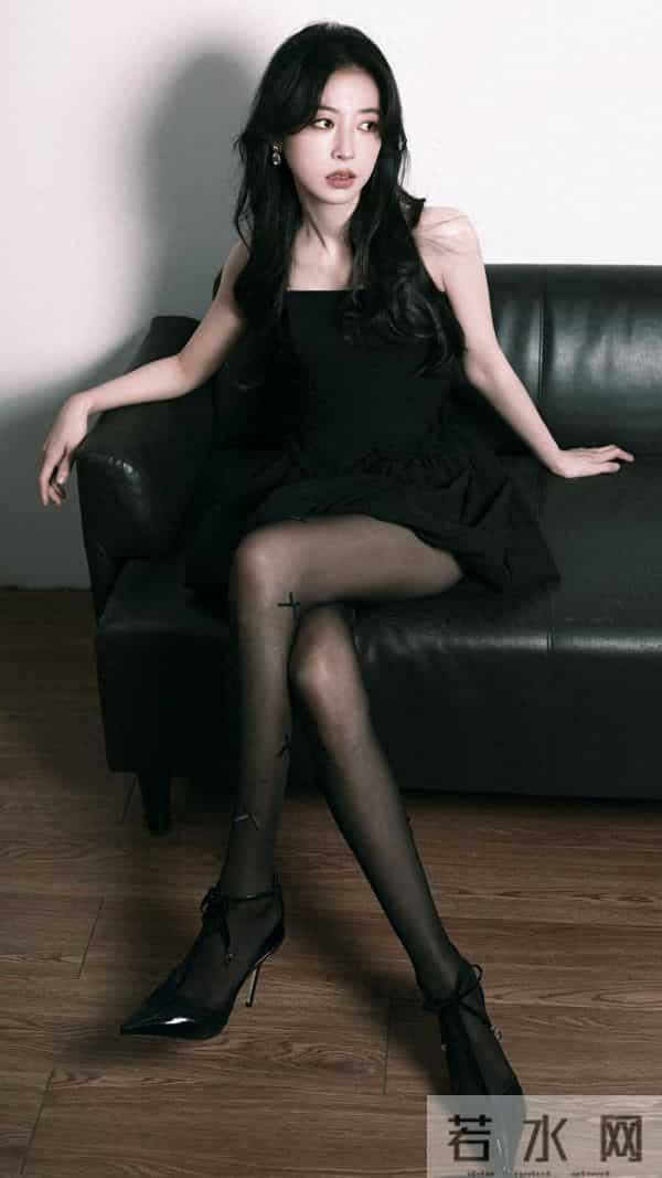 周雨彤,黑色系短裙写真,真的好美