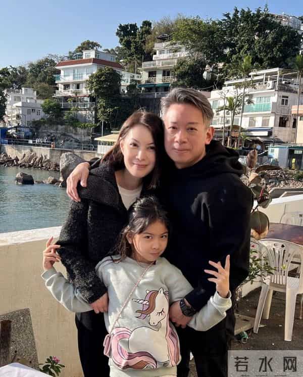 54岁的前TVB女星的近况曝光，现在和富豪男朋友感情非常稳定