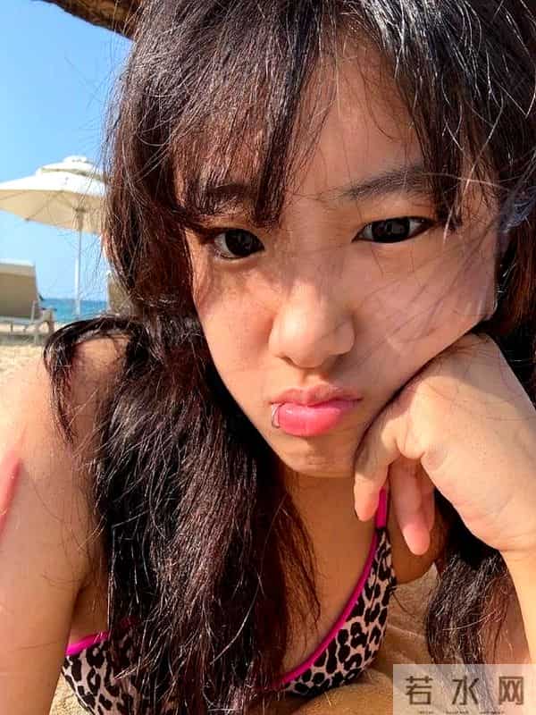 贾静雯大女儿近照，梧桐妹穿比基尼秀身材，耳后侧腰纹身超抢镜