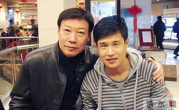 从春晚爆红到销声匿迹,靠着小品出名的他,如今过得怎么样?