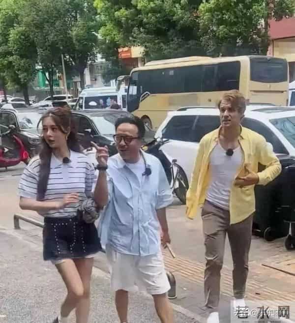 天呐,他老了好多,头发也白了不少,差点没认出来,但精气神很好