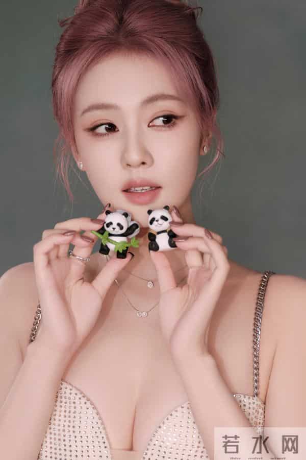 白鹿瘦小的身躯还是很有料,真的太养眼了