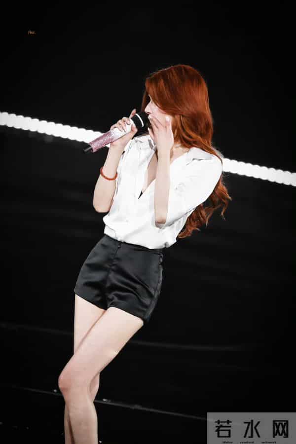 赵露思白衬衫松垮那抹欲,配着红发甩起来的劲儿,这长腿太会杀