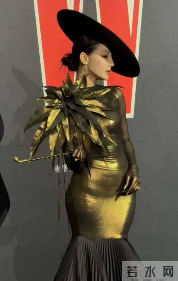 迪丽热巴空降家居城！五官锋利皮肤紧致，与连病仨月状态差别大