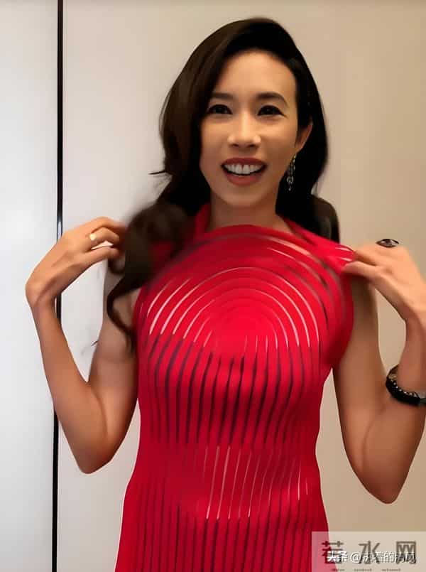 55岁莫文蔚，穿透视裙像大蚊香
