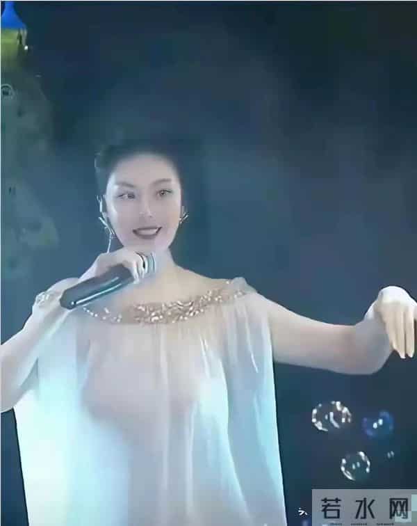 救命！现在看演唱会都这穿搭？是我跟不上潮流了？