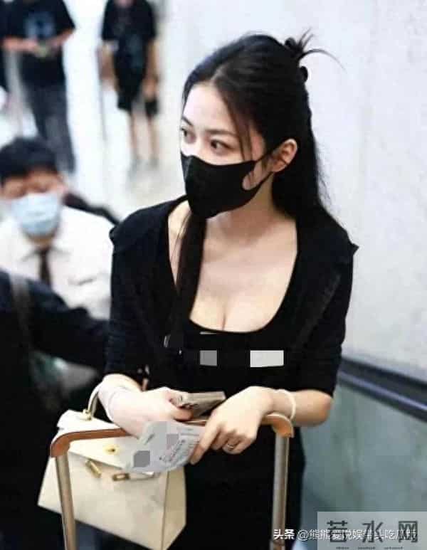 潘玮柏终于大秀老婆,戴大金链走机场,老婆穿紧身裙比女明星辣眼