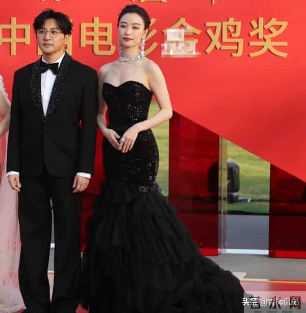 金鸡奖红毯:关晓彤衣服太丑,叶童装嫩,宋佳大露背,倪妮赢麻了