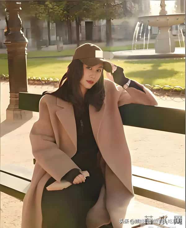 王子文真是小个子穿搭标杆!大衣+阔腿裤+棒球帽,时髦显高又减龄