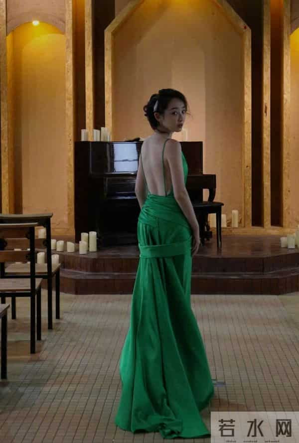 蒋梦婕绿色裸背写真